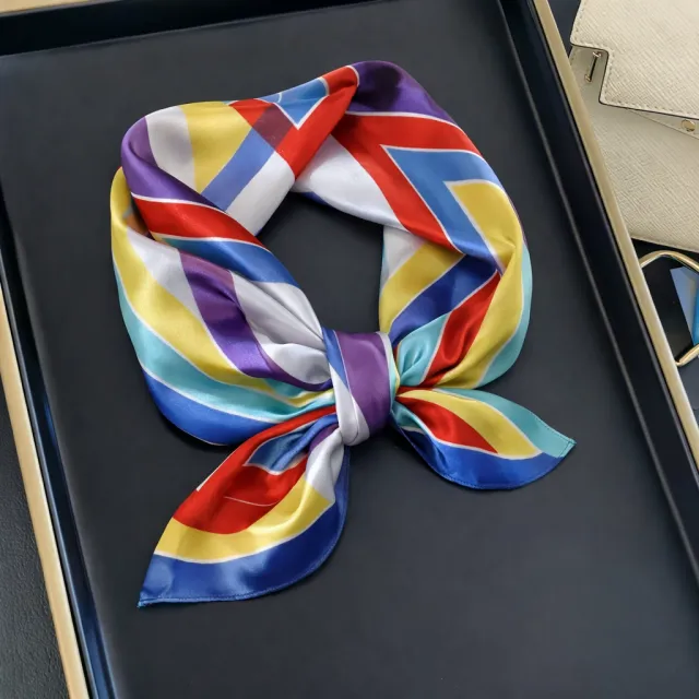 Elegantna kvadratna ruta s pisanim črtastim potiskom